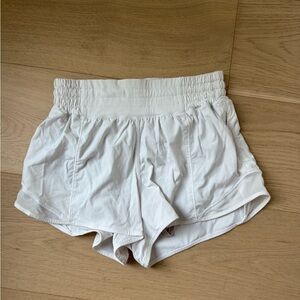 Lululemon hotty hot hr 2.5” White Athletic Shorts Lightweight Relaxed Fit